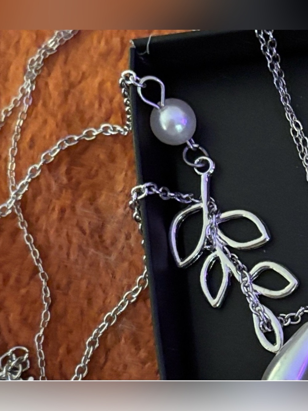 Catherine's large hoop earrings; Lariat necklace with drop faux pearl. - Picture 5 of 6